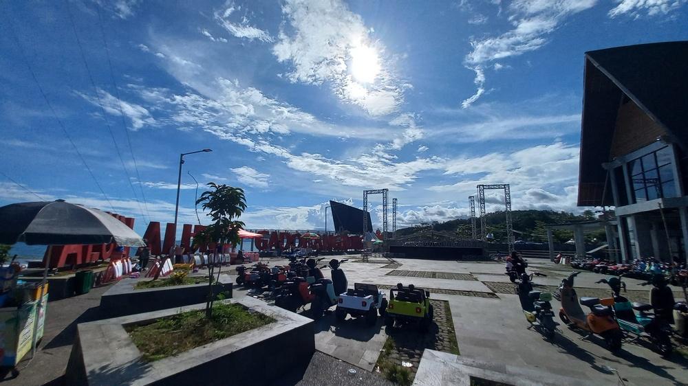 Panggung-utama-untuk-pesta-Hari-Nelayan-Palabuhanratu.jpg