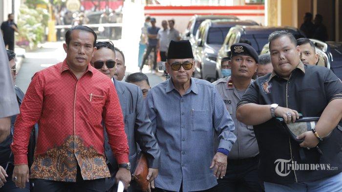 Panji-Gumilang-didampingi-kuasa-hukumnya-di-Bareskrim-Polri.jpg