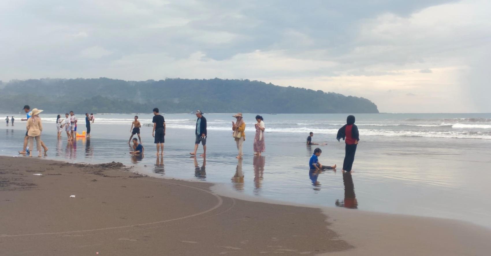 Pantai-Barat-Pangandaran-pada-Jumat-912026-siang.jpg