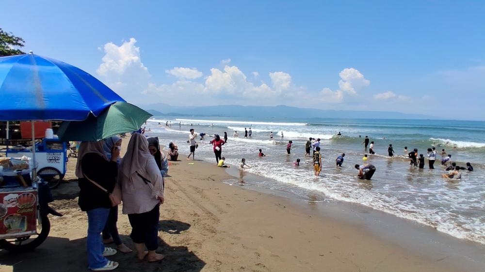 Pantai-Istiqomah-Desa-Citepus-Kecamatan-Palabuhanratu.jpg