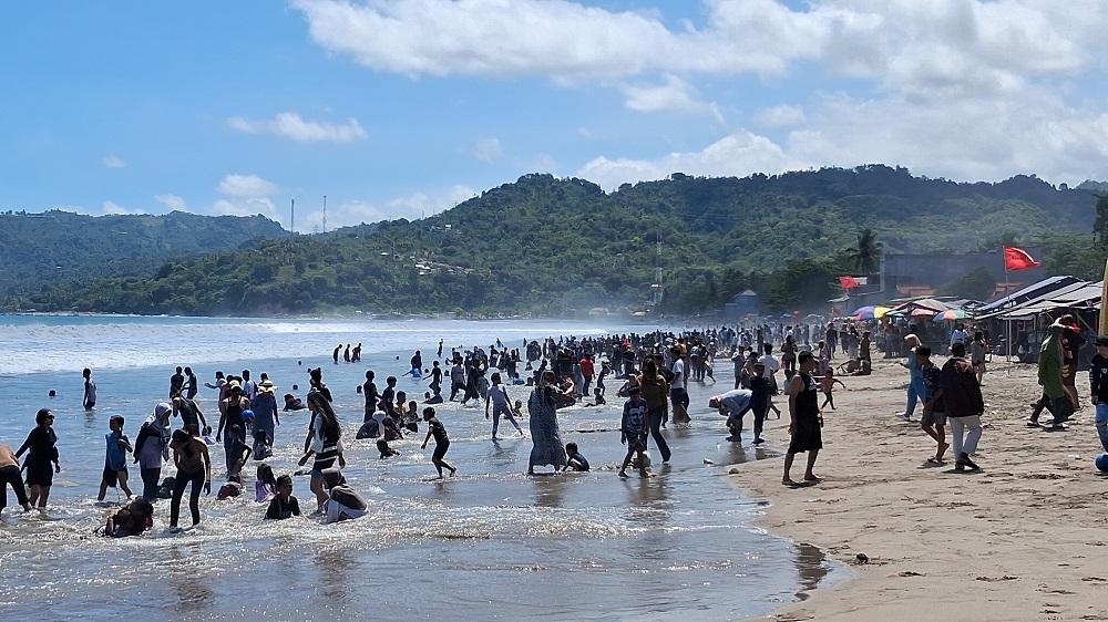 Pantai-Karanghawu-Sukabumi-dipenuhi-para-wisatawan-dari-berbagai-daerah-Senin-2332026.jpg