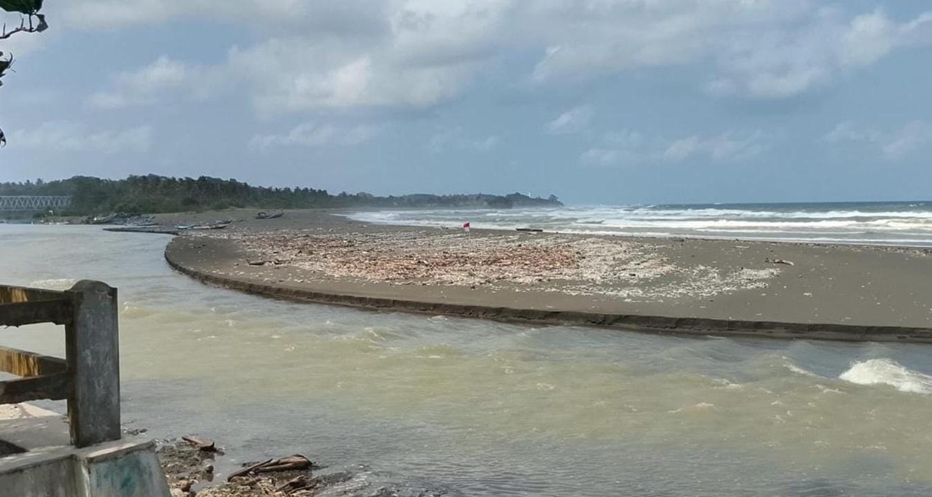 Musim Pancaroba, Pantai Legokjawa Pangandaran Dipenuhi Sampah yang Terbawa Arus Laut
