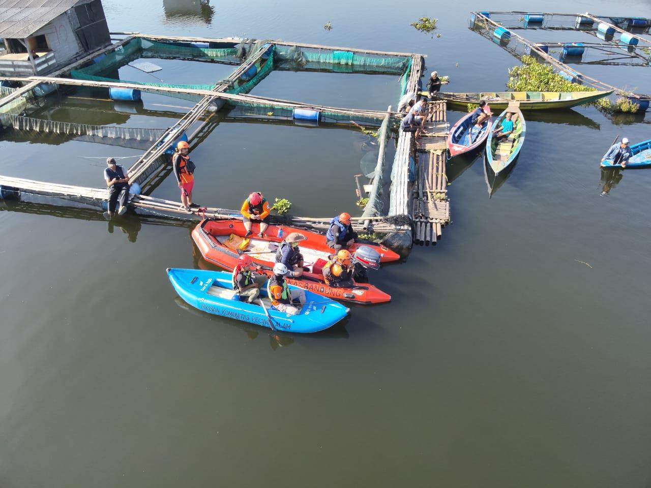 Pantauan-drone-saat-Tim-SAR-melakukan-pencarian-remaja-yang-tenggelam-di-Waduk-Saguling.jpg