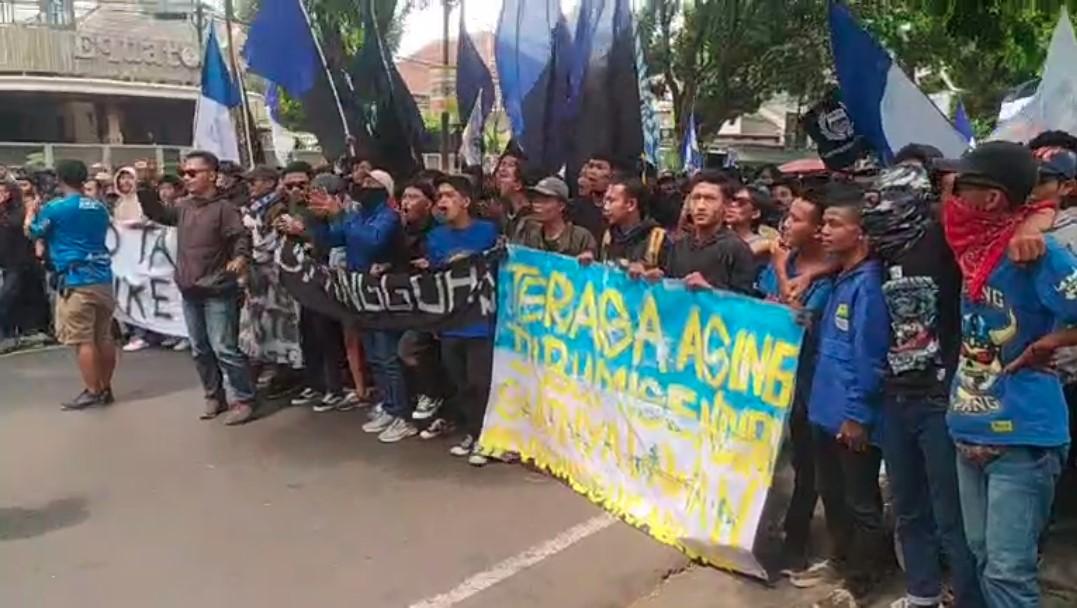 Aksi Bobotoh di Depan Graha Persib Memanas, Seorang Pria Nyaris Jadi Bulan-bulanan, Diamankan Polisi