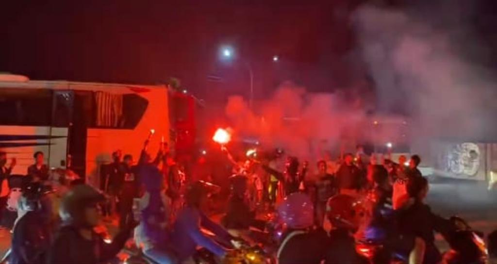 Para-bobotoh-merayakan-kemenangan-di-sekitar-Stadion-GBLA.jpg