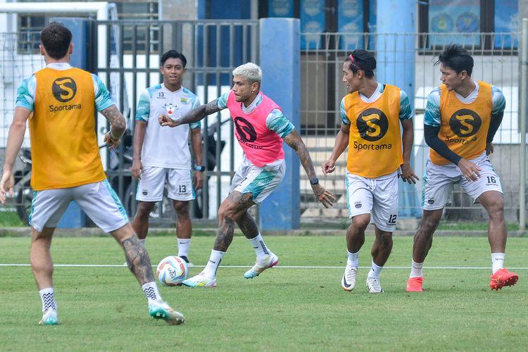 Para-pemain-Persib-Bandung-menjalani-sesi-latihan-di-Stadion-Sidolig-Selasa-1322024.jpg