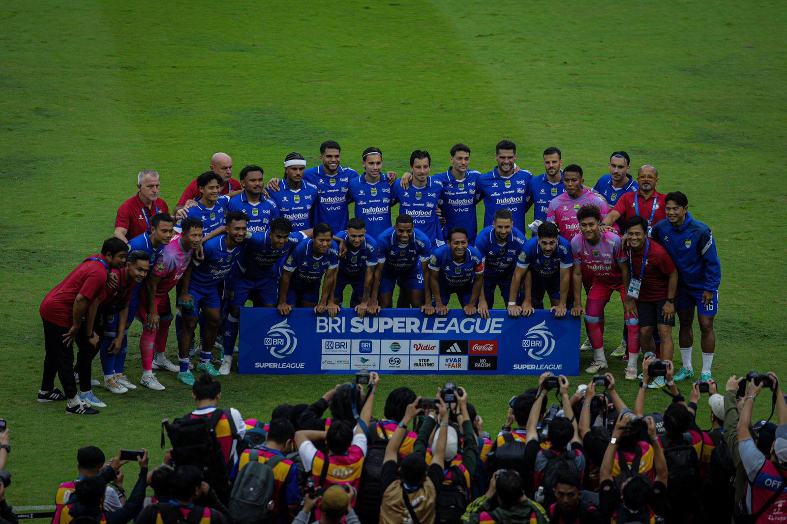 Para-pemain-Persib-berfoto-sebelum-laga-di-Stadion-GBLA-Kota-Bandung.jpg