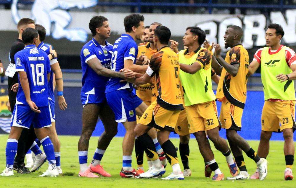 Para-pemain-Persib-bersitegang-dengan-Persija-usa.jpg