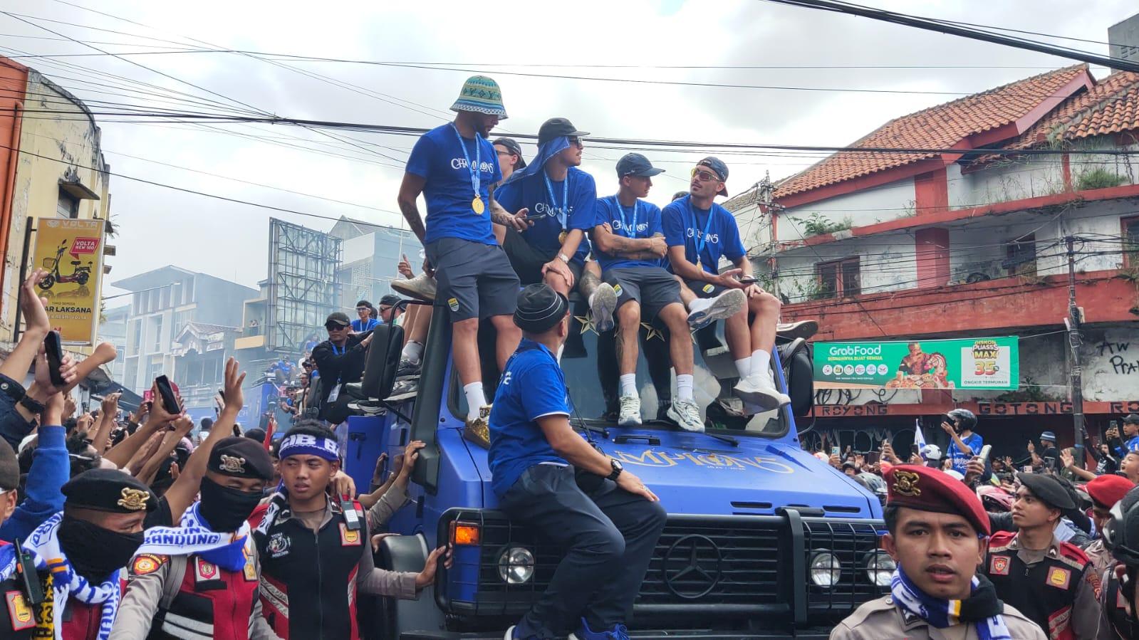 Para-pemain-Persib-di-atas-mobil-Unimog-sedang-menjalani-pawai-juara.jpg