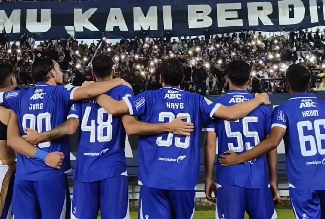 Para-pemain-Persib-menghampiri-Bobotoh-setelah-laga-kontra-Dewa-United-di-GBLA.jpg