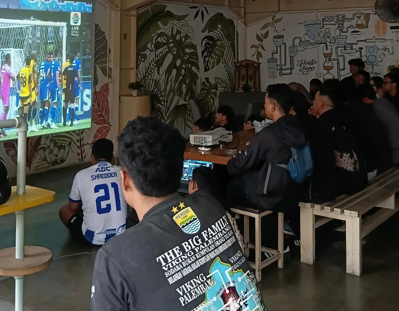 Para-pengunjung-nobar-Persib-vs-Persija-di-Jalan-Terong-2.jpg