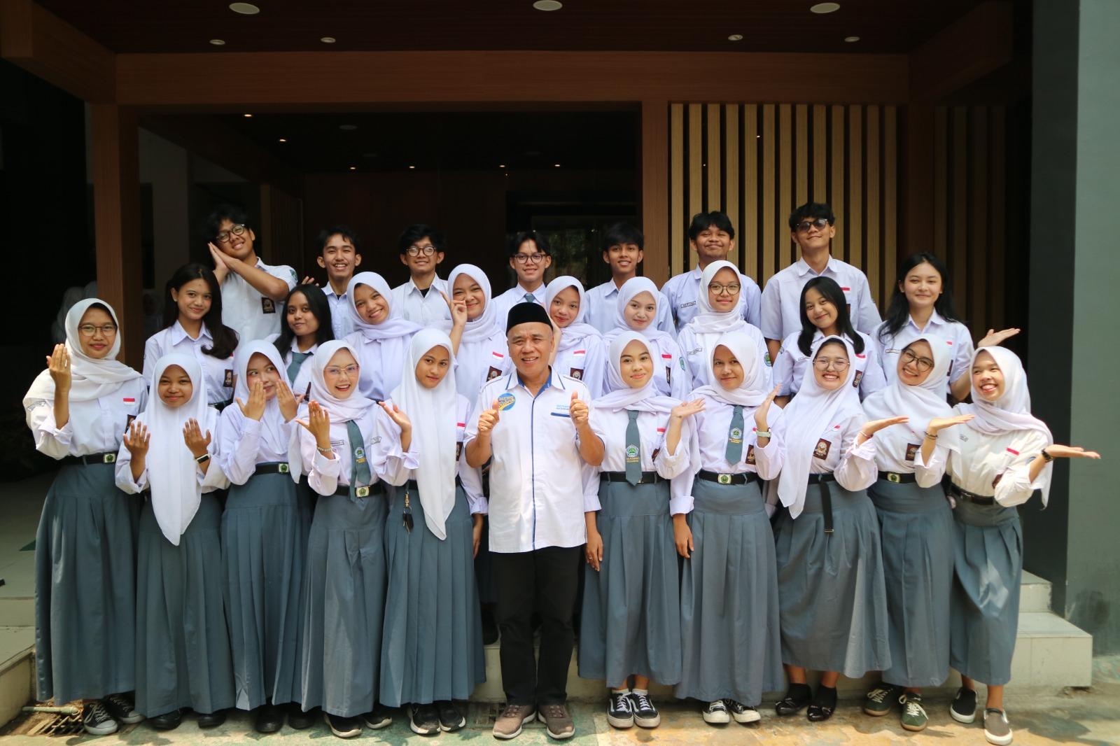 Para-siswa-SMA-Pasundan-1-Bandung-yang-lolos-SNBP-2026.jpg
