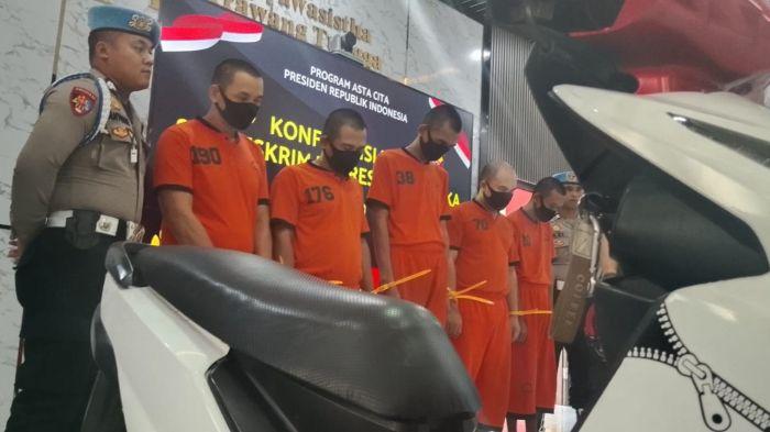 Para-tersangka-kasus-pencurian-kendaraan-saat-dihadirkan-Mapolres-Majalengka-Jawa-Barat.jpg
