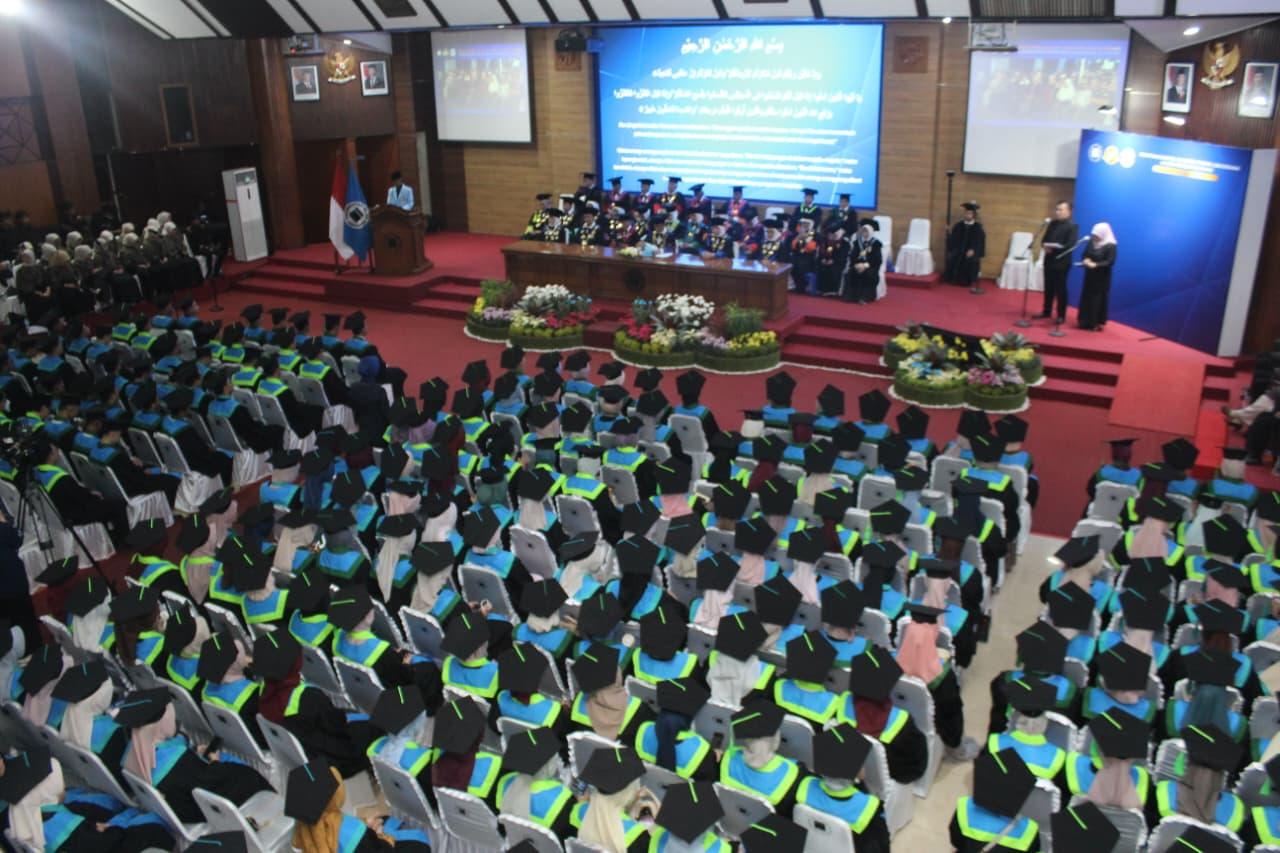 Para-wisudawan-dalam-acara-wisuda-gelom.jpg
