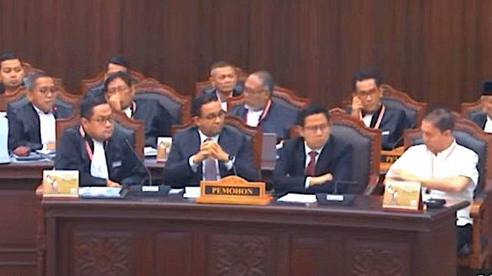 Paslon-nomor-01-Anies-Baswedan-dan-Muhaimin-Iskandar-di-ruang-sidang-MK.jpg