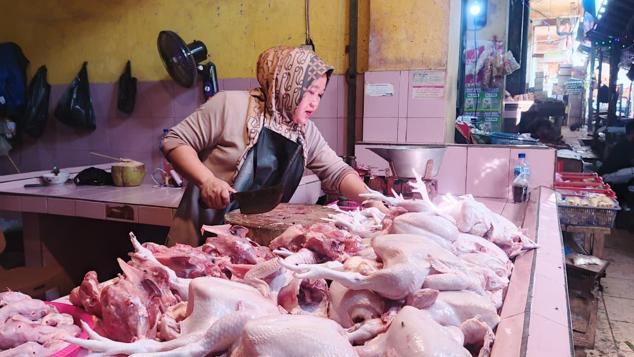 Pedagang-daging-ayam-di-Kabupaten-Ciamis-Sabtu-692025.jpg