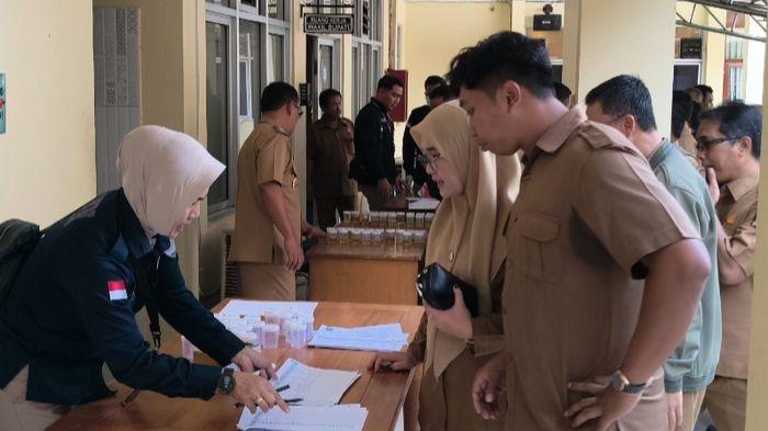 Pegawai-Pemda-Kabupaten-Sukabumi-saat-antre-daftar-tes-urine-yang-digelar-BNNK-di-Kantor.jpg