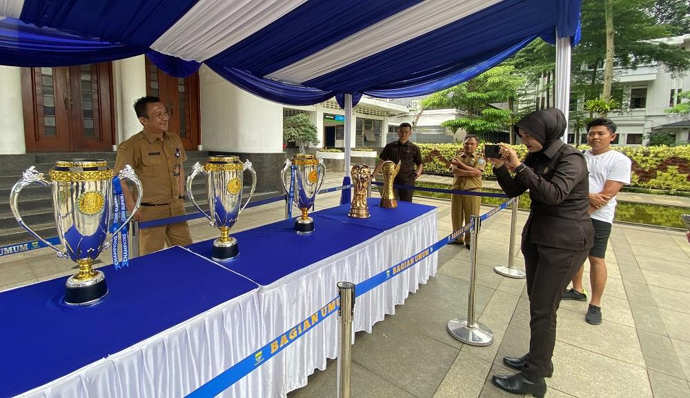 Pegawai-balai-kota-berfoto-dengan-Piala-Persib-Bandung-yang-dipajang-di-Balai-Kota-Bandung.jpg