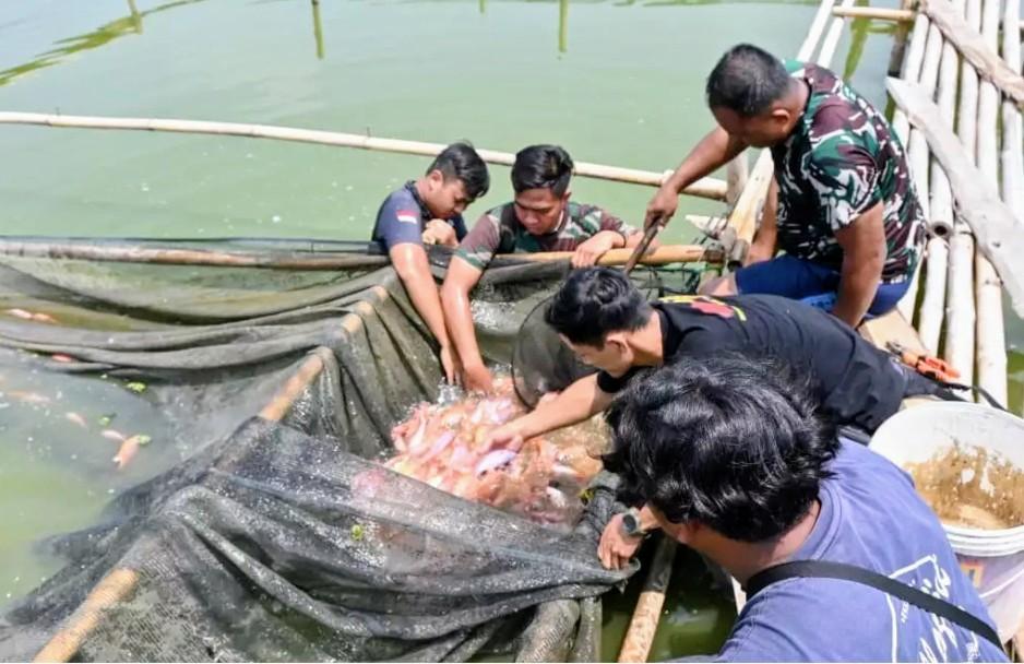 Pekerja-di-kolam-ikan-di-Kabupaten-Bandung.jpg