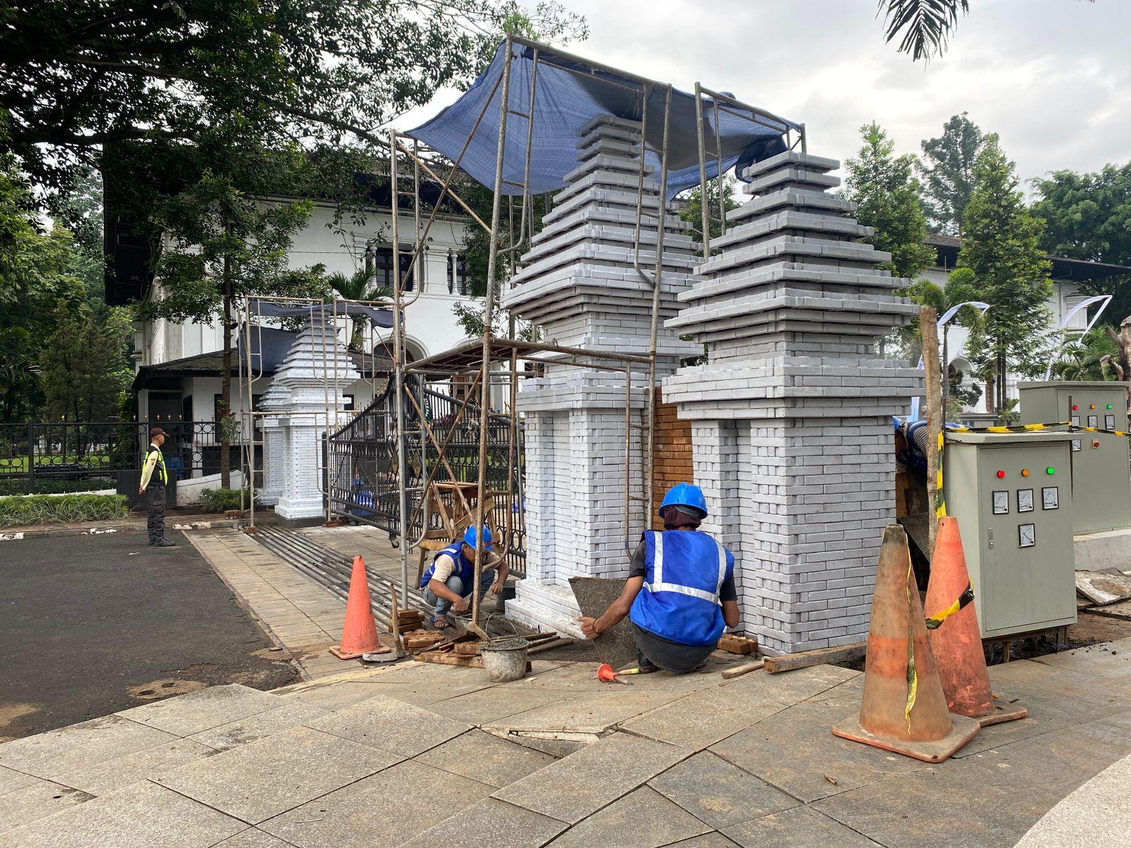 Pekerja-tengah-membangun-gerbang.jpg