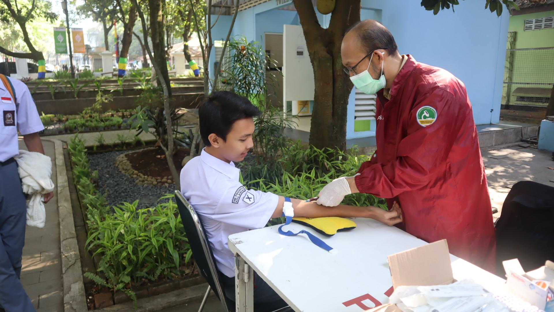 Pelajar-di-Kota-Bandung-diperiksa-petugas-kesehatan-saat-Edukasi-dan-Deteksi-Dini-Thalassemia.jpg