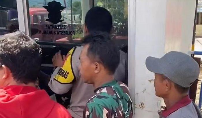 Pelaku-pelecehan-saat-diamankan-di-pos-lalu-lintas-Jalan-Ottista.jpg