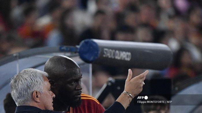 Pelatih-AS-Roma-Jose-Mourinho-berbicara-dengan-Romelu-Lukaku.jpg