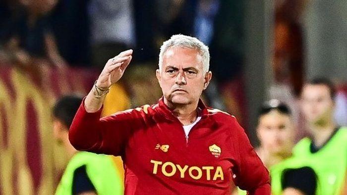 Pelatih-AS-Roma-Jose-Mourinho-saat-memberi-instruksi-kepada.jpg