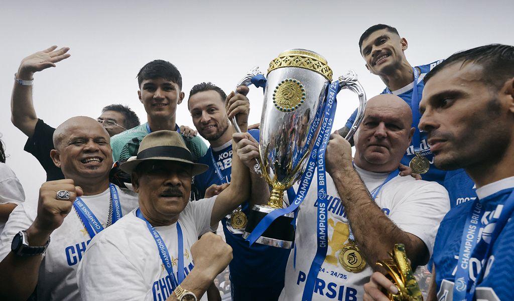 Pelatih-PERSIB-Bojan-Hodak-mengangkat-trofi-juara-Liga-1-202425-di-S.jpg