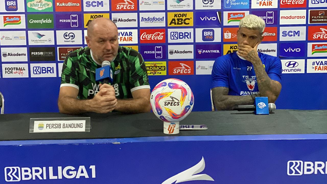 Pelatih-Persib-Bandung-Bojan-Hodak-bersama-Ciro-Alves-jelang-kontra-Dewa-United.jpg