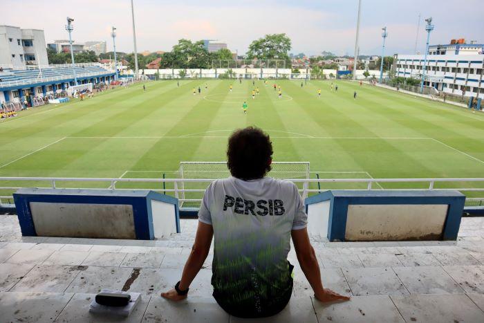 Pelatih-Persib-Bandung-Luis-Milla-menyaksikan-dari-tribun.jpg