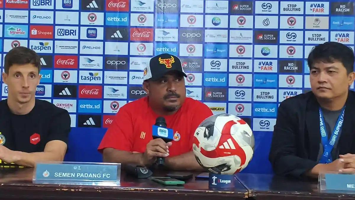 Pelatih-Semen-Padang-FC-Imran-Nahumarury.jpg