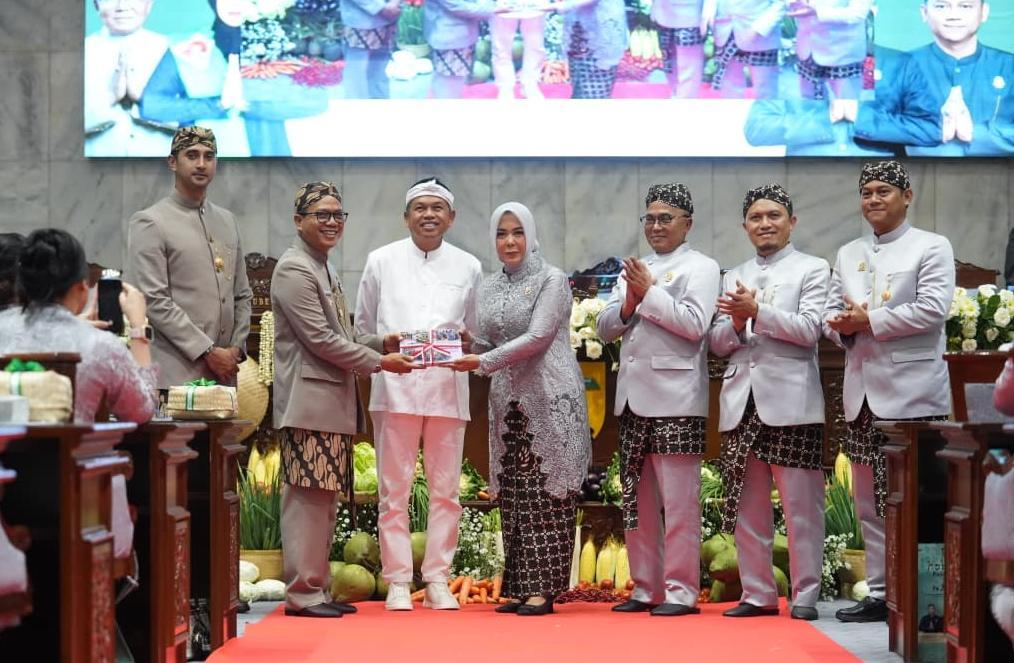 Peluncuran-buku-berjudul-Jejak-Parlemen-Catatan-Tahun-Pert.jpg
