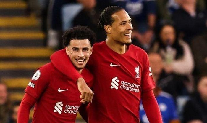 Pemain-Liverpool-Curtis-Jones-kiri-merayakan-gol-bersama-Virgil-van-Dijk.jpg