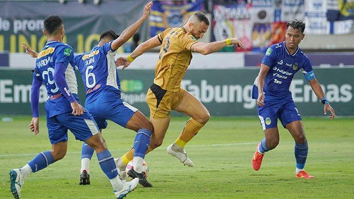 Pemain-PSIM-Yogyakarta-merebut-bola-dari-kaki-pemain-Bhayangkara-FC.jpg