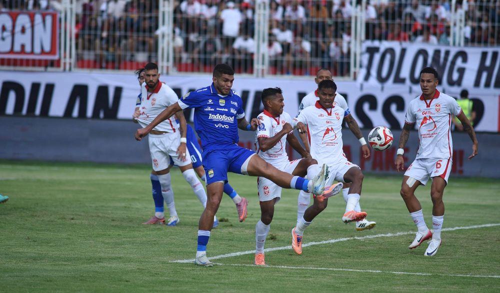 Pemain-Persib-Bandung-Berguinho-menendang-bola-ke-arah-gawang-Malut-United.jpg