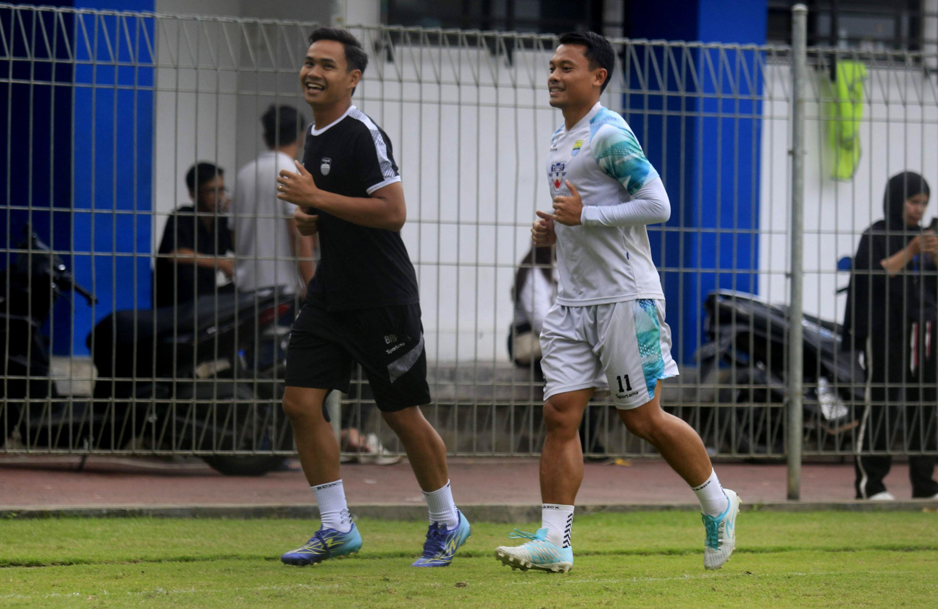 Pemain-Persib-Bandung-Dedi-Kusnandar-kanan-berlari-mengelilingi-lapangan.jpg