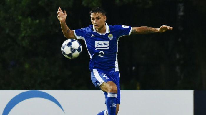 Pemain-Persib-Bandung-Eliano-Reijnders-berupaya-meraih-bola-Lion-City-Sailors.jpg