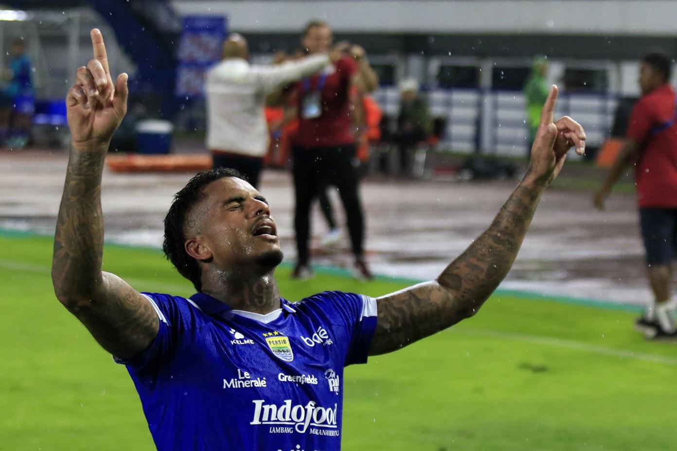 RAMON LAGI, Cetak Gol Keunggulan Persib di Pengujung Babak Pertama