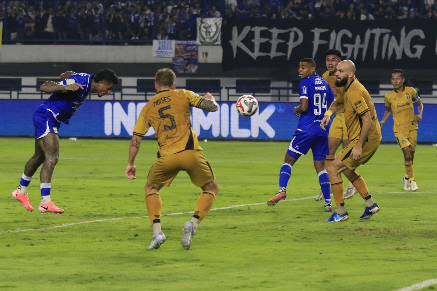 Pemain-Persib-Bandung-berebut-bola-dengan-pemain-Bhayangkara-FC.jpg