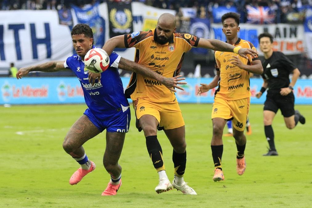 Pemain-Persib-Bandung-dan-Persija-Jakarta-berebut-bola.jpg