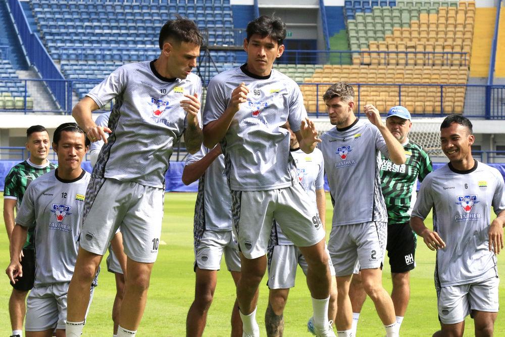jabar/Pemain-Persib-Bandung-menjalani-official-training-di-Stadion.jpg