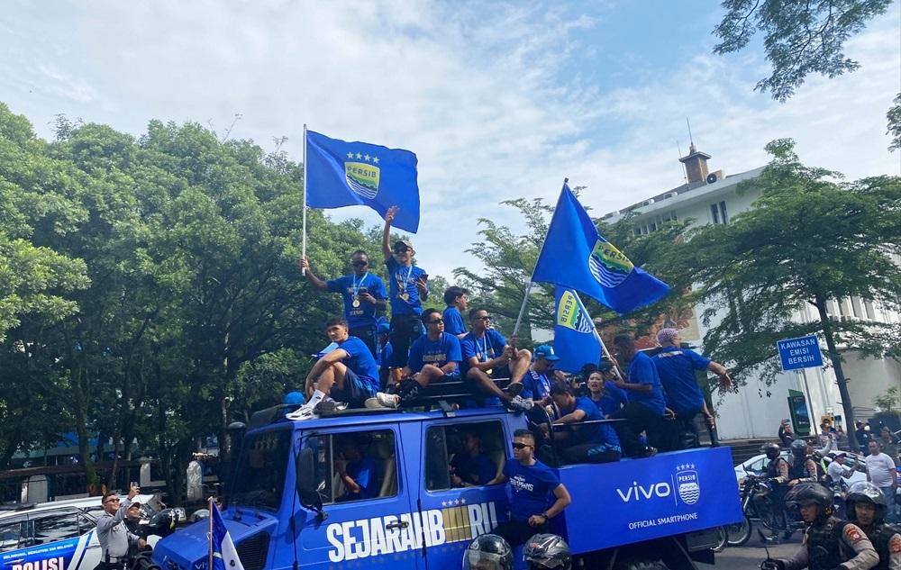 Pemain-Persib-Bandung-saat-konvoi-asdv.jpg