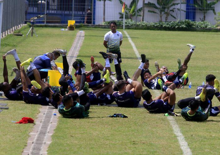 Pemain-Persib-Bandung_latihan-di-Stadion-Sidolig-Bandung-Jumat-2392022.jpg