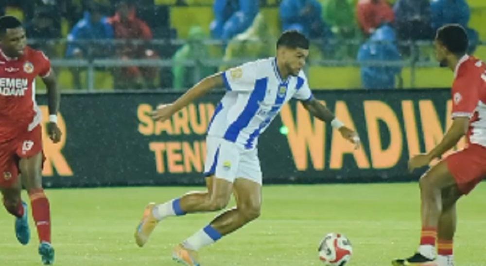 Pemain-Persib-Berguinho-mengontrol-bola-dikawal-para-pemain-Semen-Padang.jpg
