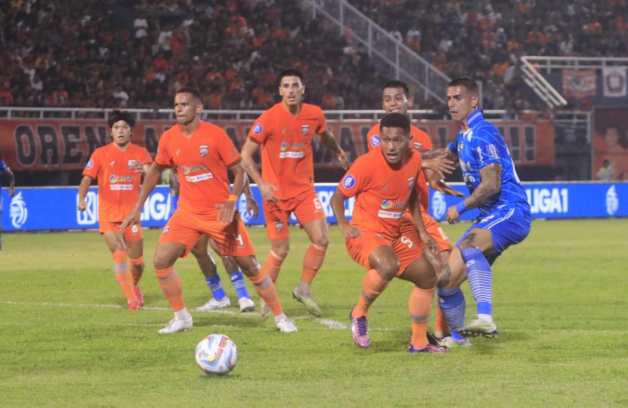 Pemain-Persib-di-tengah-kepungan-pemain-Borneo-FC.jpg
