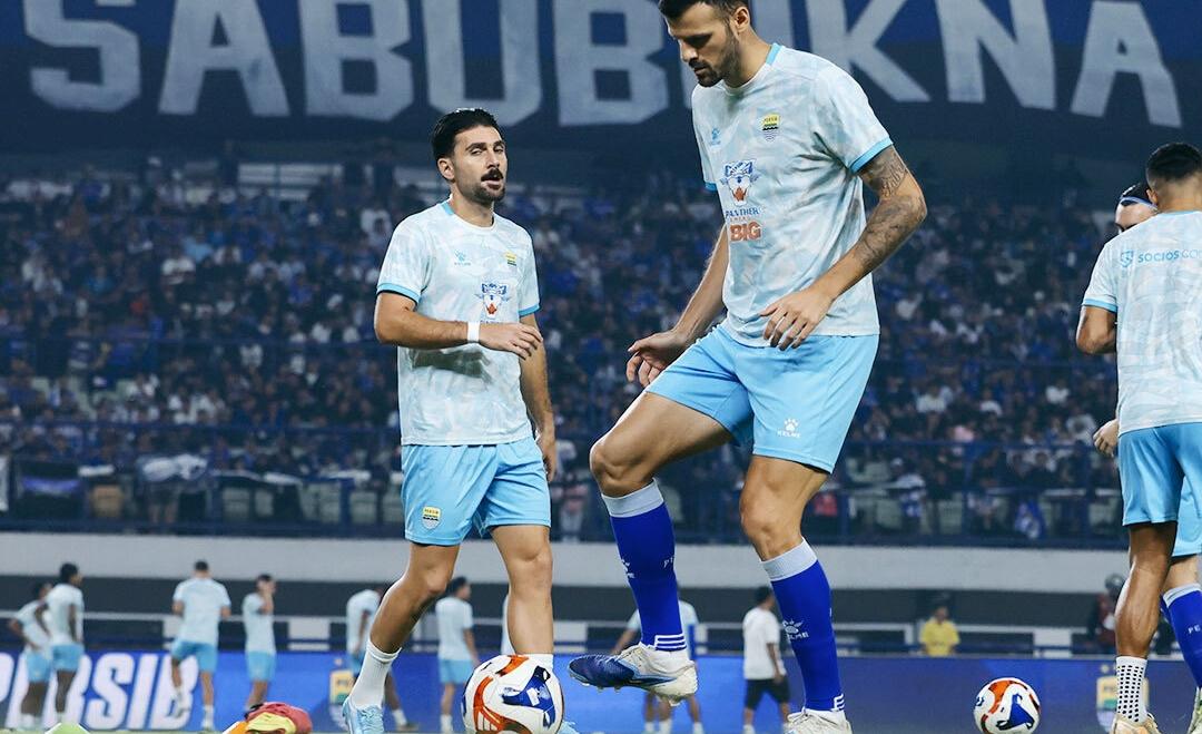 Pemain-Persib-melakukan-pemanasan-sebelum-laga-kontra-Persik-Kediri.jpg