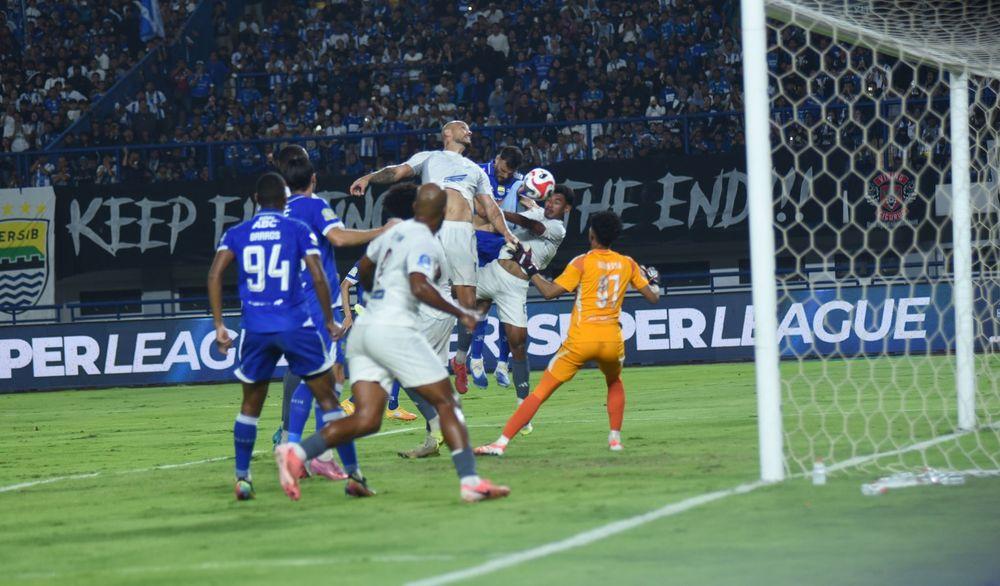 Pemain-Persib-menyundul-bola-di-tengah-kepungan-pemain-PSM-Makassar.jpg