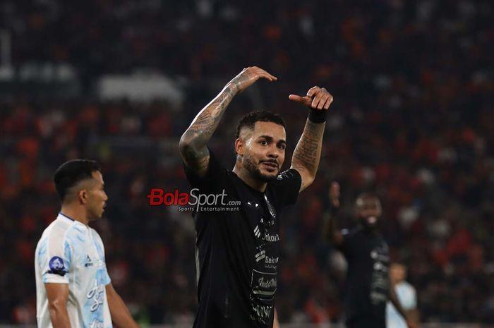 Pemain-Persija-Emaxwell-sedang-melakukan-selebrasi.jpg