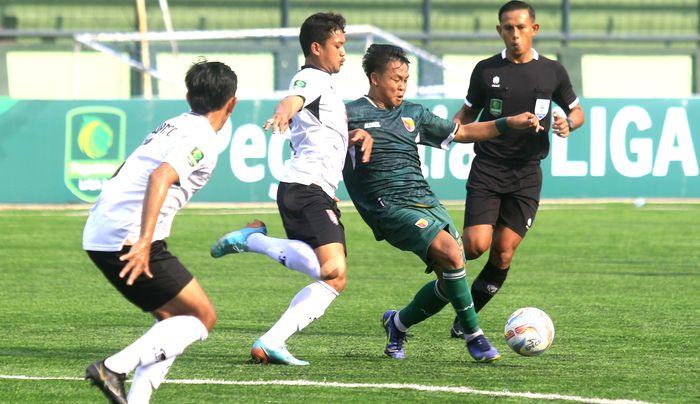 Pemain-Persikab-Kabupaten-Bandung-ketiga-dari-kiri-Malut-united.jpg